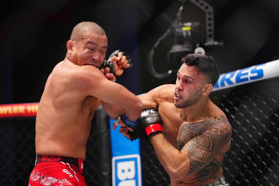 Брэд Таварес (справа)