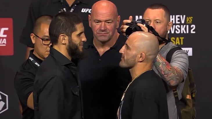 Ислам Махачев (слева)