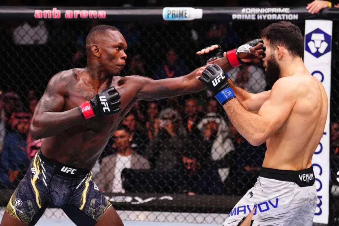 Исраэль Адесанья (слева)