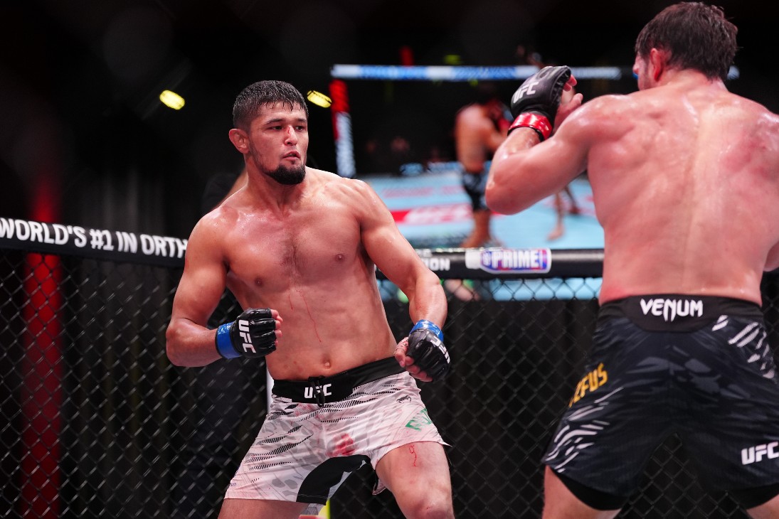 Нурсултон Рузибоев (слева)