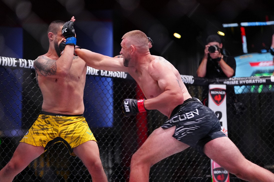 Дастин Джейкоби (справа)