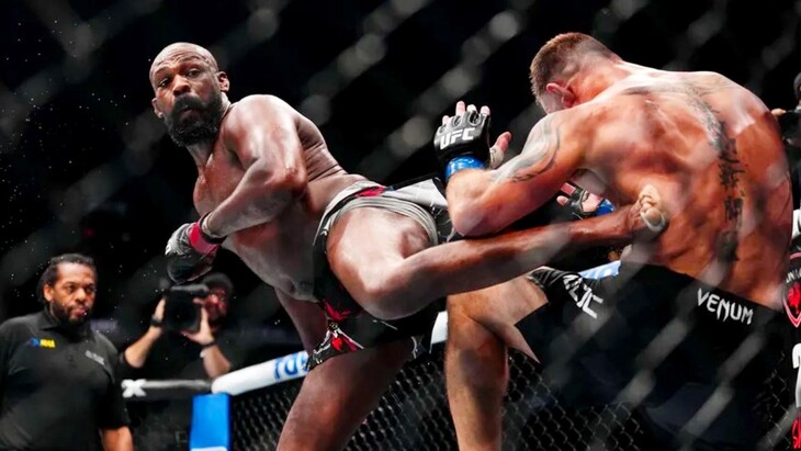 Джон Джонс (слева)