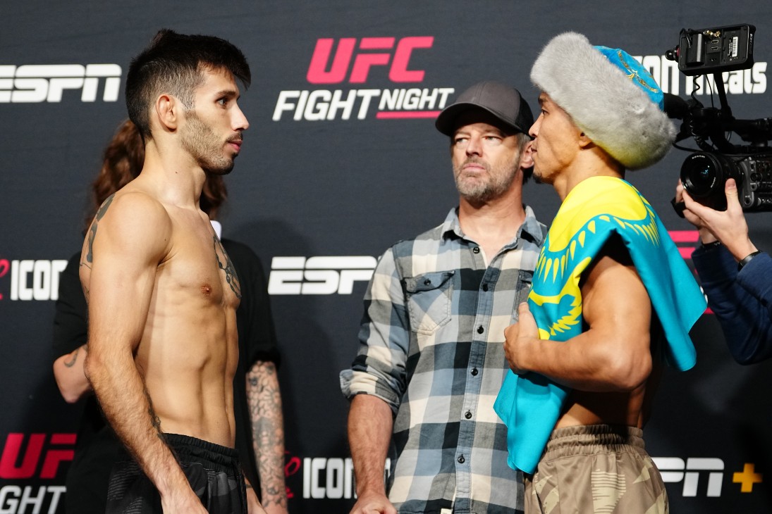 Асу Алмабаев (справа)