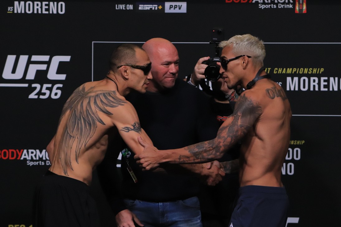 Тони Фергюсон (слева)