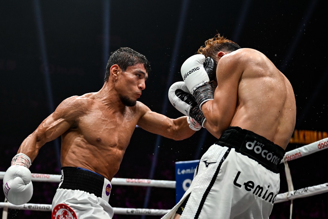 Муроджон Ахмадалиев (слева)