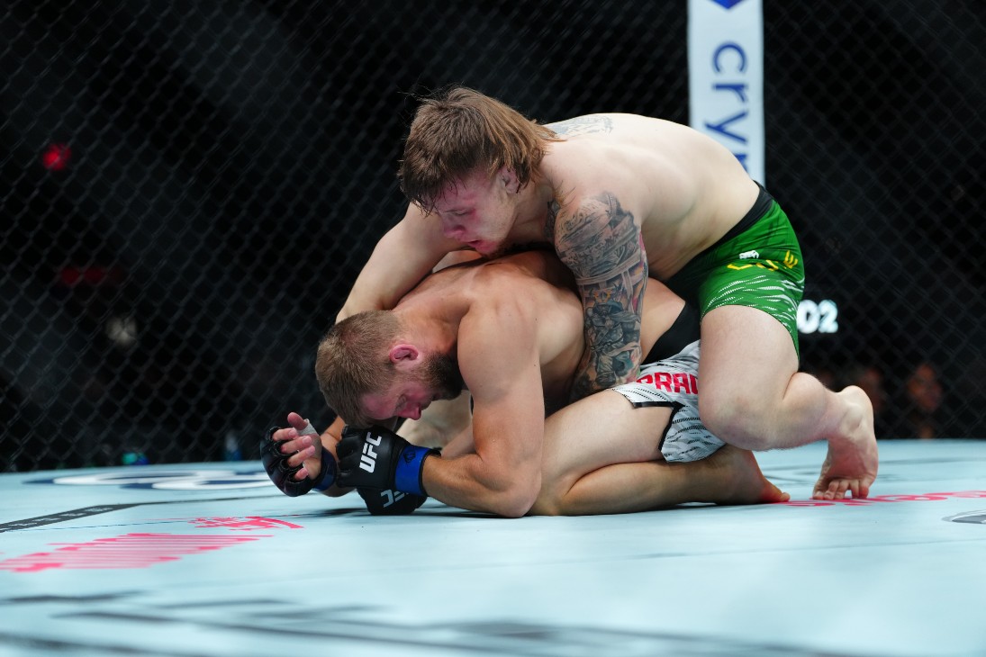 Джимми Крут (справа)