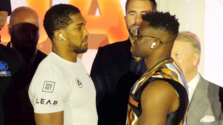 Энтони Джошуа (слева)