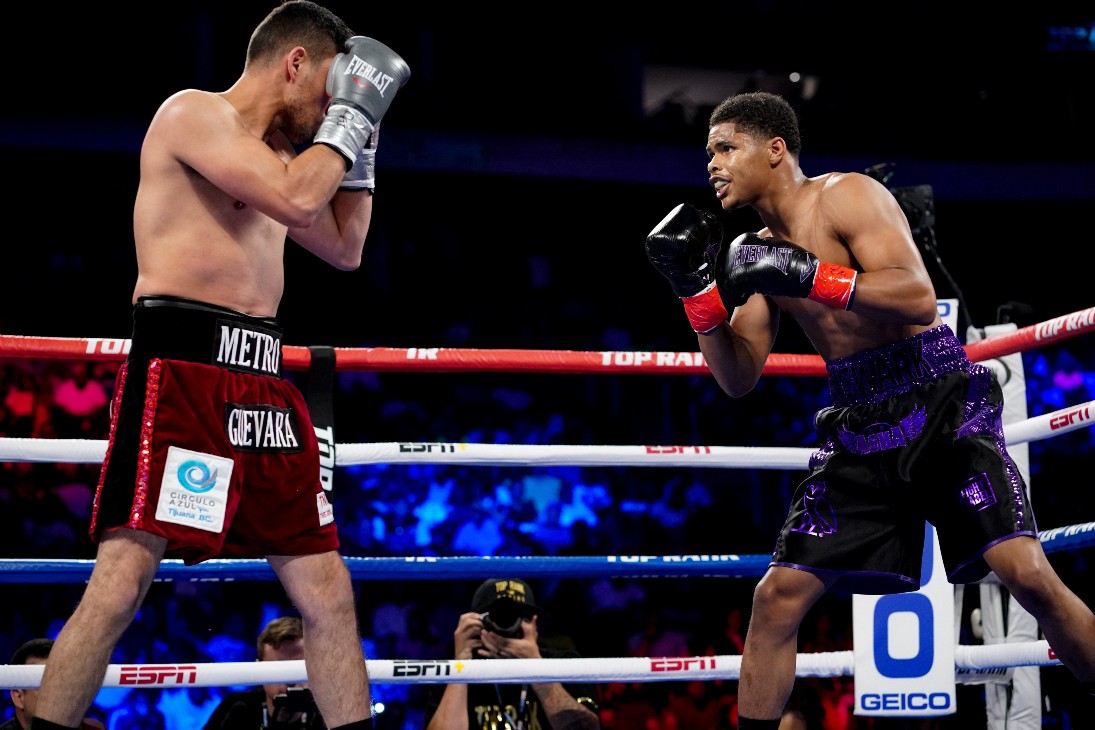 Шакур Стивенсон (справа)