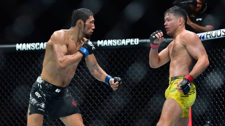 Мактыбек Оролбай (слева)