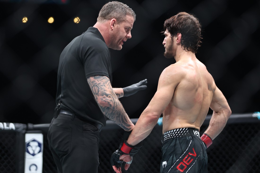 Рефери Марк Годдард и Мовсар Евлоев