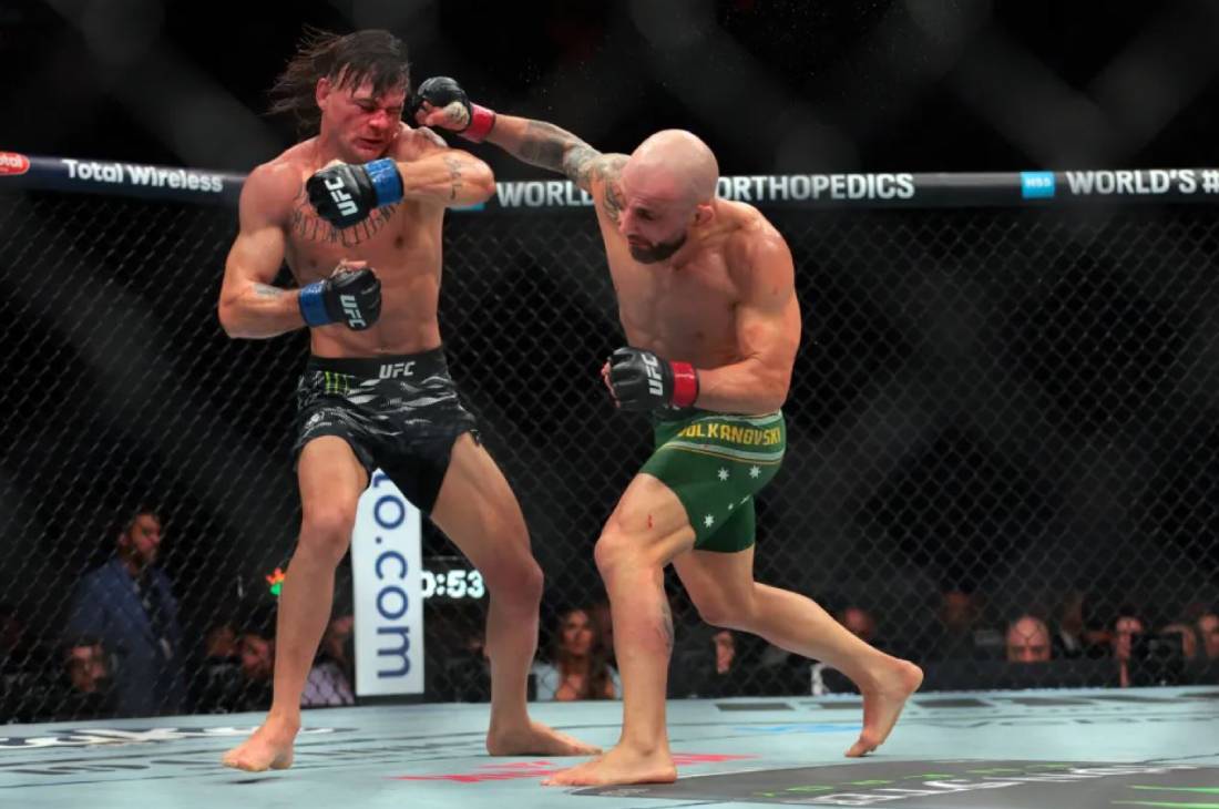 Александр Волкановски (справа)