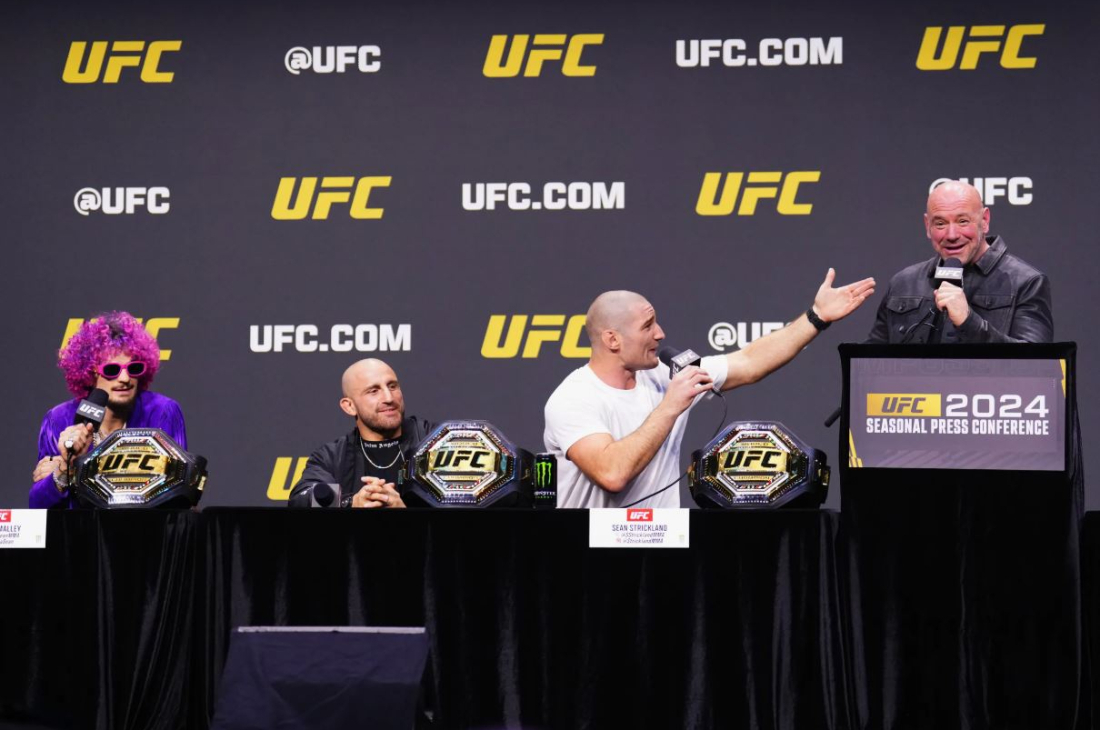 Бойцы UFC и Дана Уайт на пресс-конференции