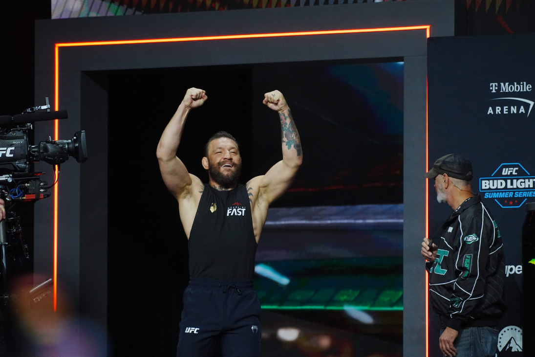 Макгрегор на разминке перед UFC 329