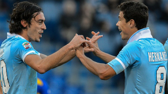 Эрнанес (справа)