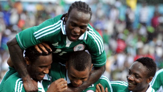 Виктор Мозес (сверху)