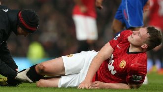 Фил Джонс покинул поле при помощи врачей