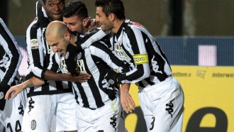 Алессандро Розина в объятиях партнеров