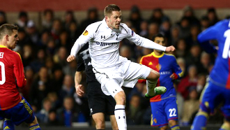 Гильфи Сигурдссон забивает второй гол «Базелю»