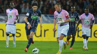 Хавьер Пасторе (слева) стал автором первого забитого мяча