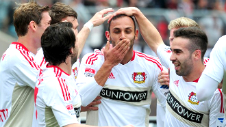 партнеры поздравляют Омера Топрака (в центре)