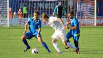 Шота Григалашвили (в центре) в борьбе с футболистами «Ростова»