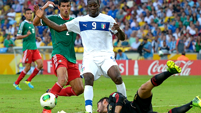 Марио Балотелли забивает победный мяч