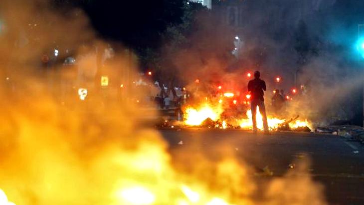 Далеко не все бразильцы рады проведению в стране крупнейших футбольных турниров