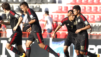 Мексика празднует гол Хорхе Эспирикуэты (второй справа)