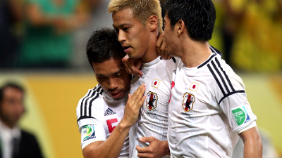 Кейсуке Хонда (в центре)