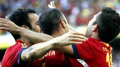 Футболисты сборной Испании празднуют забитый гол