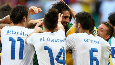 партнеры по сборной Италии благодаряд Буффона