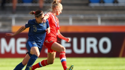 Поражение от фавориток на старте турнира