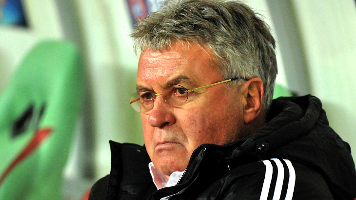 Гус Хиддинк на матче с «Ливерпулем» в ноябре 2012 года. «Анжи» победил 1:0