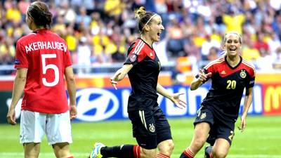 Аня Миттаг празднует забитый гол