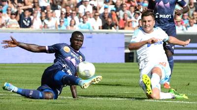 Андре-Пьер Жиньяк (справа) забивает первый гол