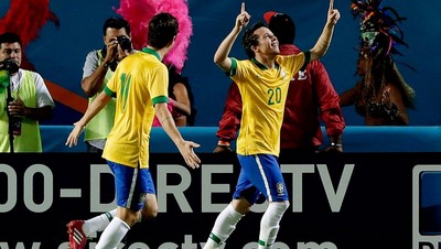 Бернард отмечает гол