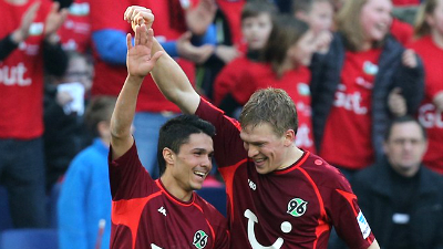 Артём Рудневс (справа)