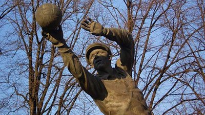 Памятник Льву Яшину