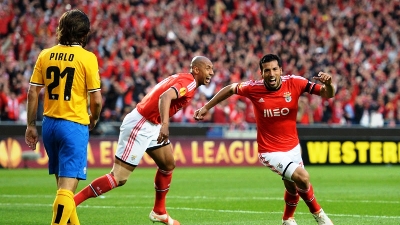 Гарай празднует забитый мяч