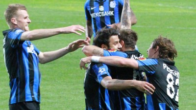 Алексей Антонов (в центре) принимает поздравления