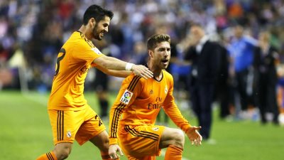 Рамос принимает поздравления от Иско