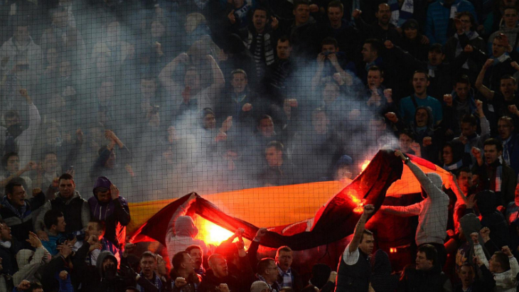 Фанаты воюют не только друг с другом, но и с флагами. Матч с дортмундской «Боруссией».