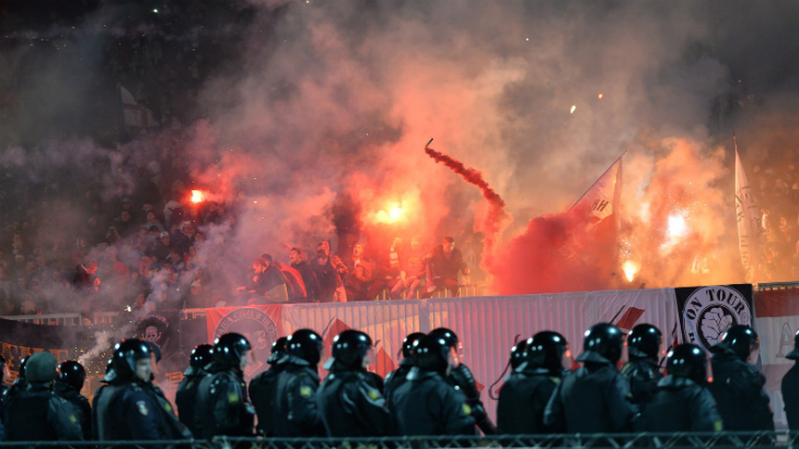 Фанаты «Спартака» жгут на матче с «Шинником». Скоро подъедет водомет.