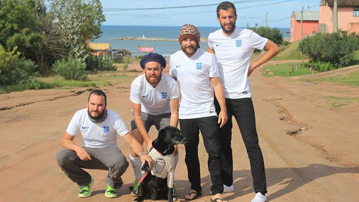 Справа налево: Пит Джонсон, Адам Бернс, Дэвид Бевик и их компаньон с псом Джефферсоном Рэмси Муром