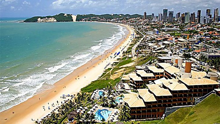 Пляж в Натале. Вдали виднеется дюна Морро де Карека