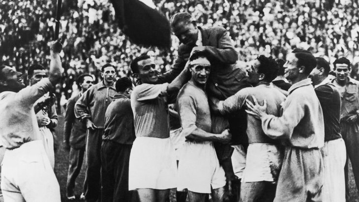 Наставник сборной Италии Витторио Поццо на руках победителей