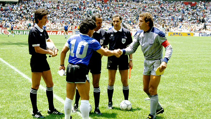 Диего Марадона жмет руку Питеру Шилтону. После этого матча никто из британцев еще долго не подаст Диего руки.