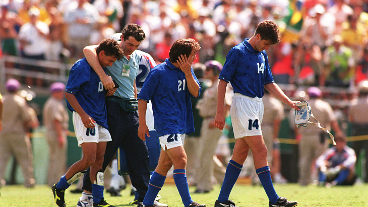 Сборная Италии уходит с поля после поражения от Бразилии. Роберто Баджо под номером 10.