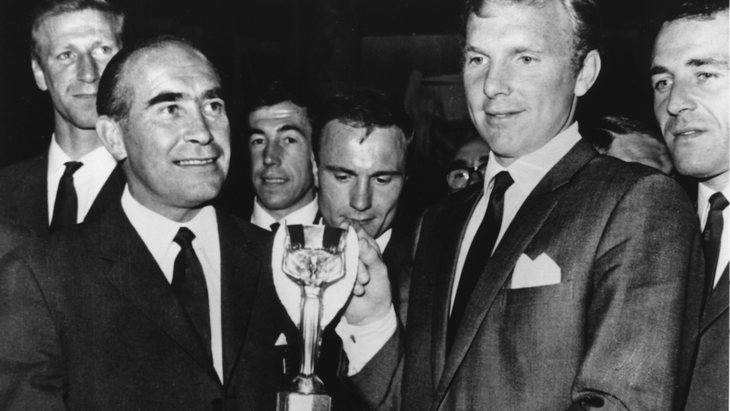 Капитан англичан Бобби Мур (справа) и наставник сэр Альф Рэмси с кубком мира