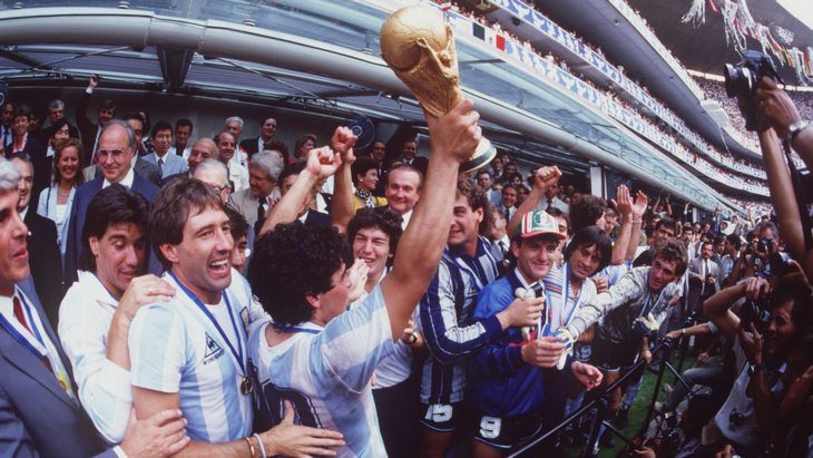 Марадона с кубком мира в 1986 году
